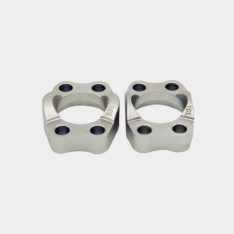 Como o design do flange SAE hidráulico ajuda na prevenção de vazamentos ou falhas em áreas de alto estresse, como bombas, válvulas e cilindros em sistemas hidráulicos?